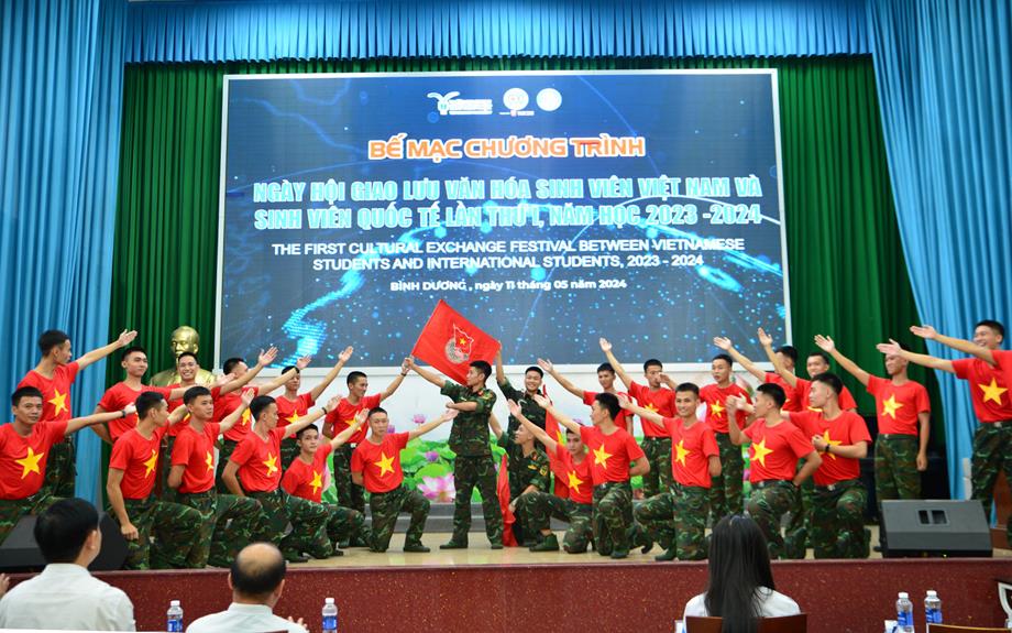 Rực rỡ sắc màu dân tộc và giao lưu văn hóa sinh viên Việt Nam và quốc tế năm 2024